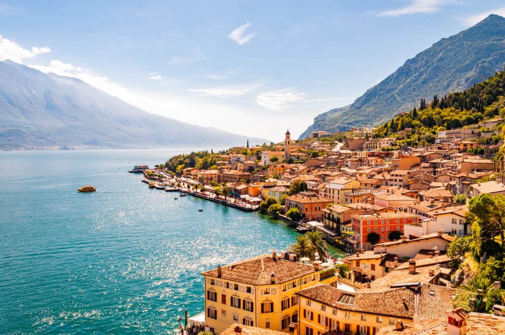 Città italiana lungo la sponda del Lago di Garda.