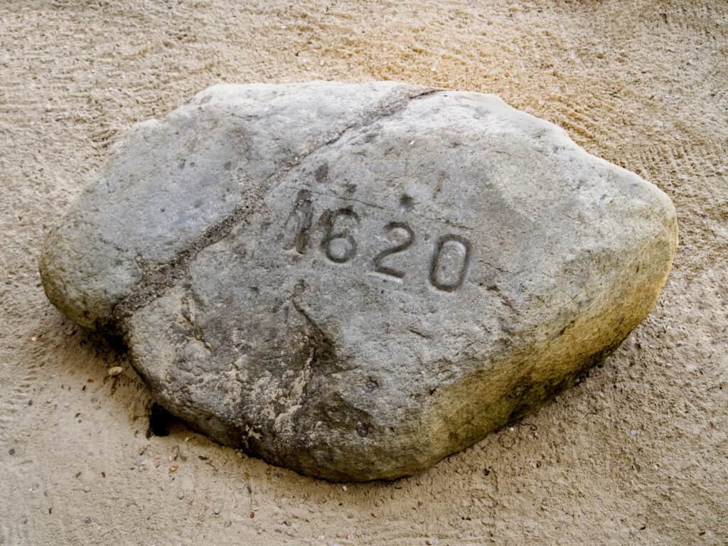 La famosa Plymouth Rock, dove presumibilmente la Mayflower sbarcò nel Nuovo Mondo.