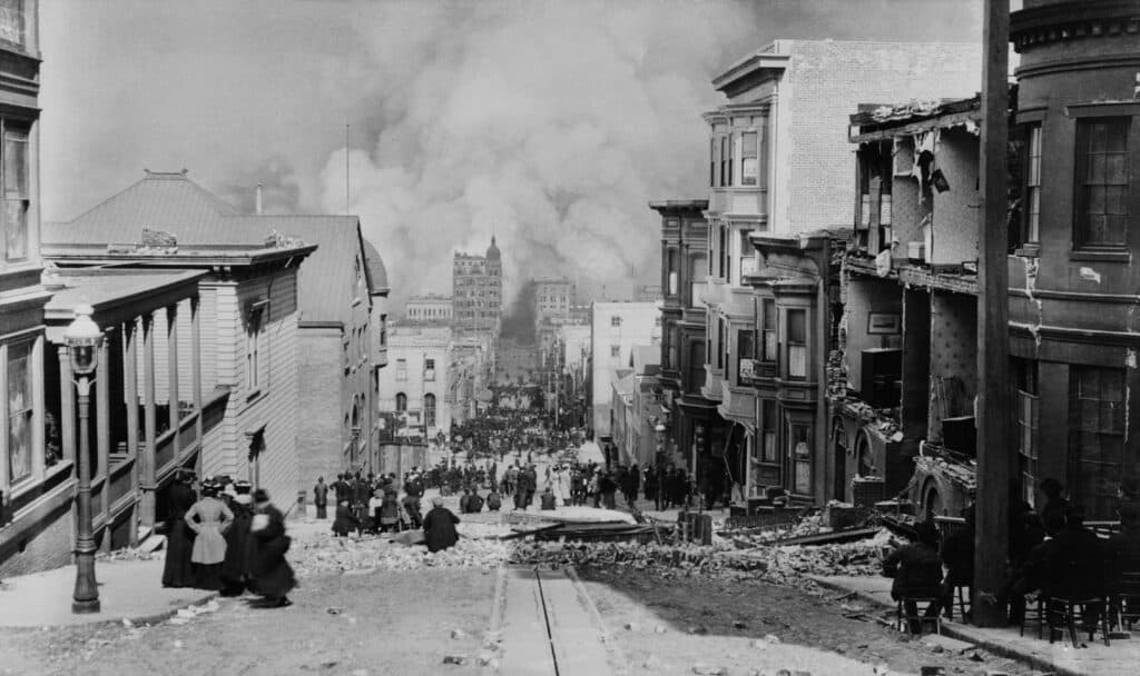 Persone che guardano edifici danneggiati dopo il terremoto del 1906 a San Francisco, CA