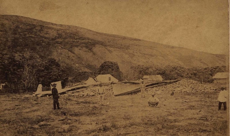 Fotografia in tonalità seppia della chiesa Waiohinu distrutta dal terremoto del 1868 alle Hawaii