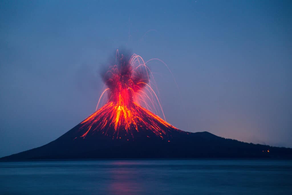 Eruzione moderna del vulcano Krakatoa