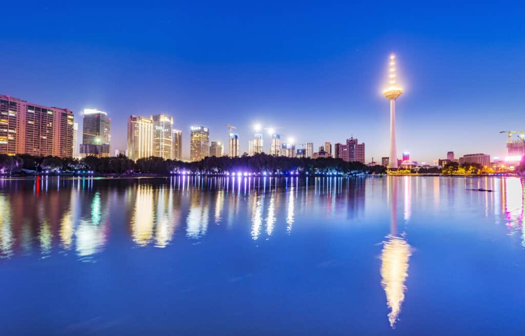 Paesaggio urbano di Shenyang di notte.  Torre televisiva di Shenyang e Lago della Gioventù (Lago Qingnian).  Situato nel Parco della Gioventù (Parco Qingnian), città di Shenyang, provincia di Liaoning, Cina.