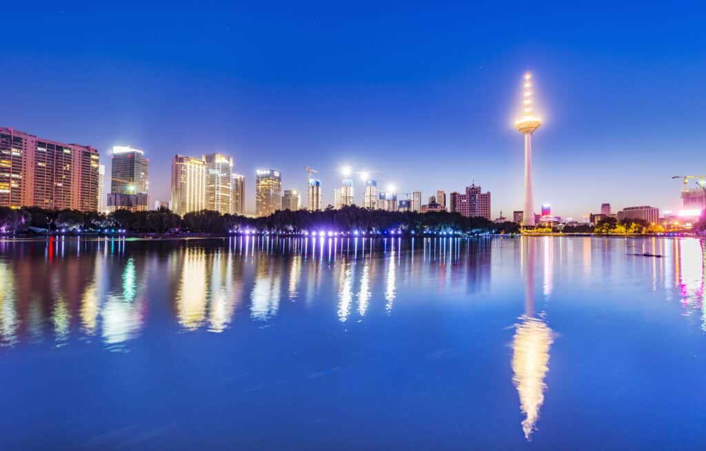 Paesaggio urbano di Shenyang di notte.  Torre della TV di Shenyang e Lago della Gioventù (Lago Qingnian).  Situato nel Parco della Gioventù (Parco Qingnian), città di Shenyang, provincia di Liaoning, Cina.