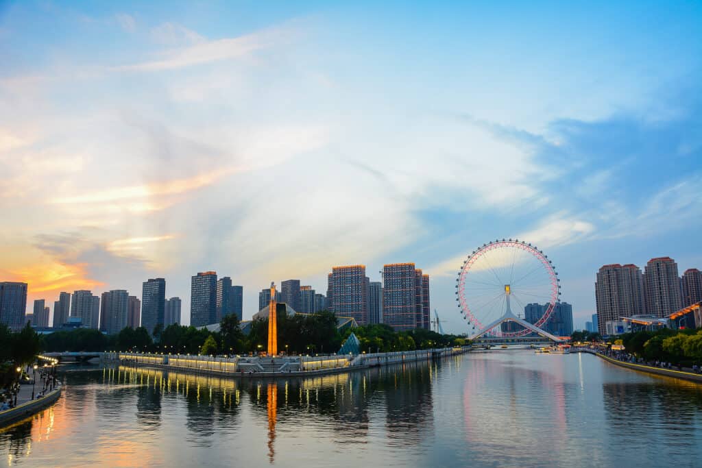 Paesaggio urbano della ruota panoramica di Tianjin, occhi di Tianjin al crepuscolo prima della notte.  Punto di riferimento più moderno e popolare nella città di Tianjin.