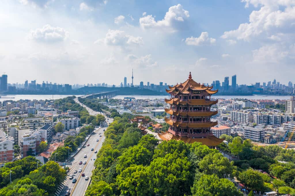 Veduta aerea della città di Wuhan. La torre della gru gialla, situata sulla collina del serpente a Wuhan, è una delle tre famose torri a sud del fiume Yangtze, in Cina.