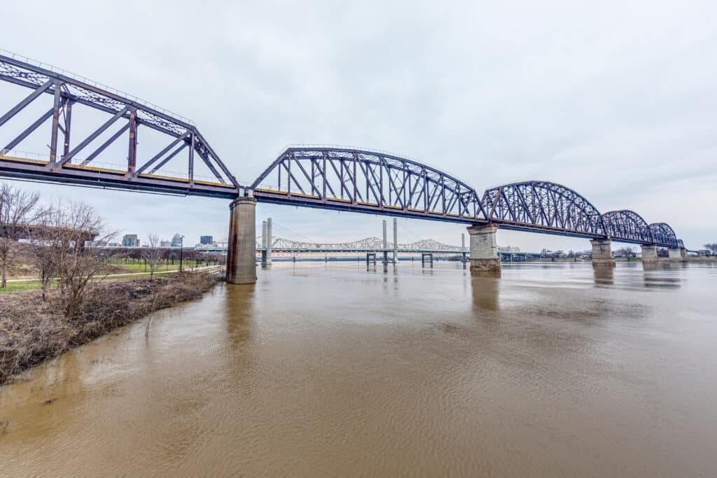 Vista del Big Four Bridge e del fiume Ohio a Louisville durante il giorno.