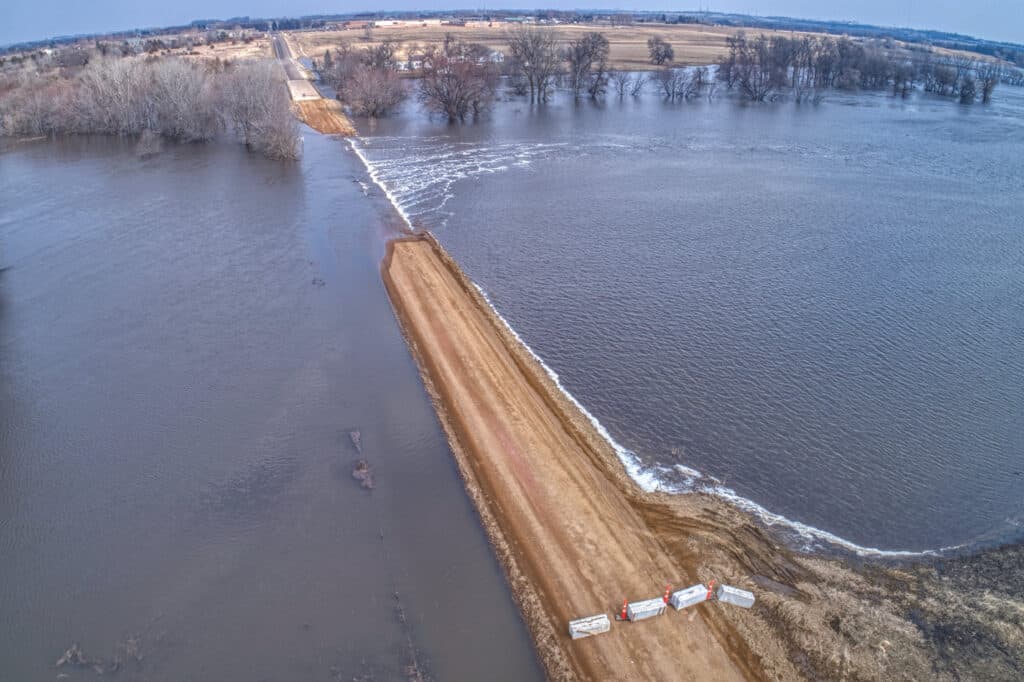 Strada allagata nell'area ricreativa di Big Sioux nel South Dakota.