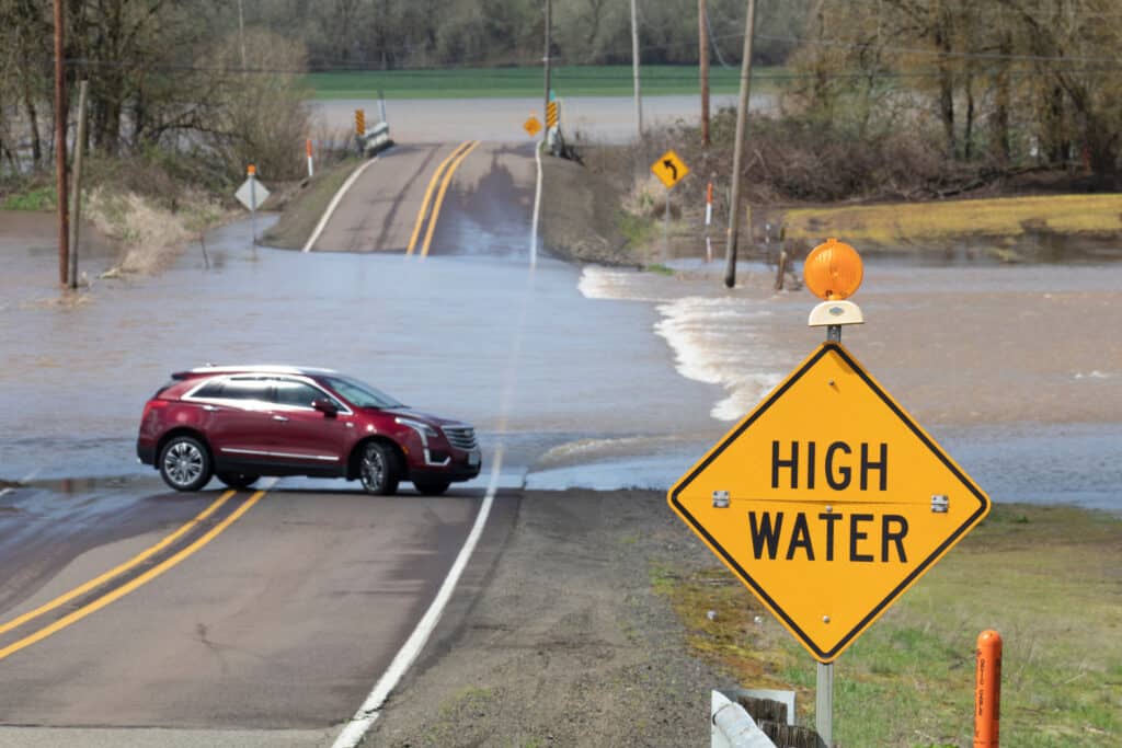 Inondazione improvvisa di una strada a Shedd, Oregon