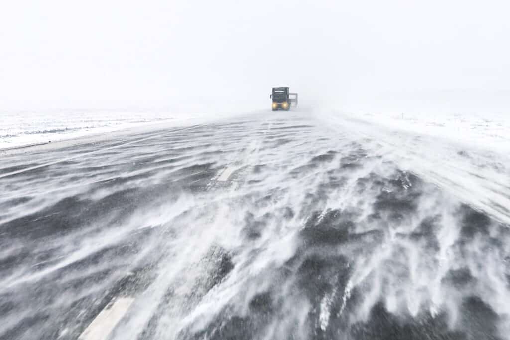 bufera di neve in autostrada con camion