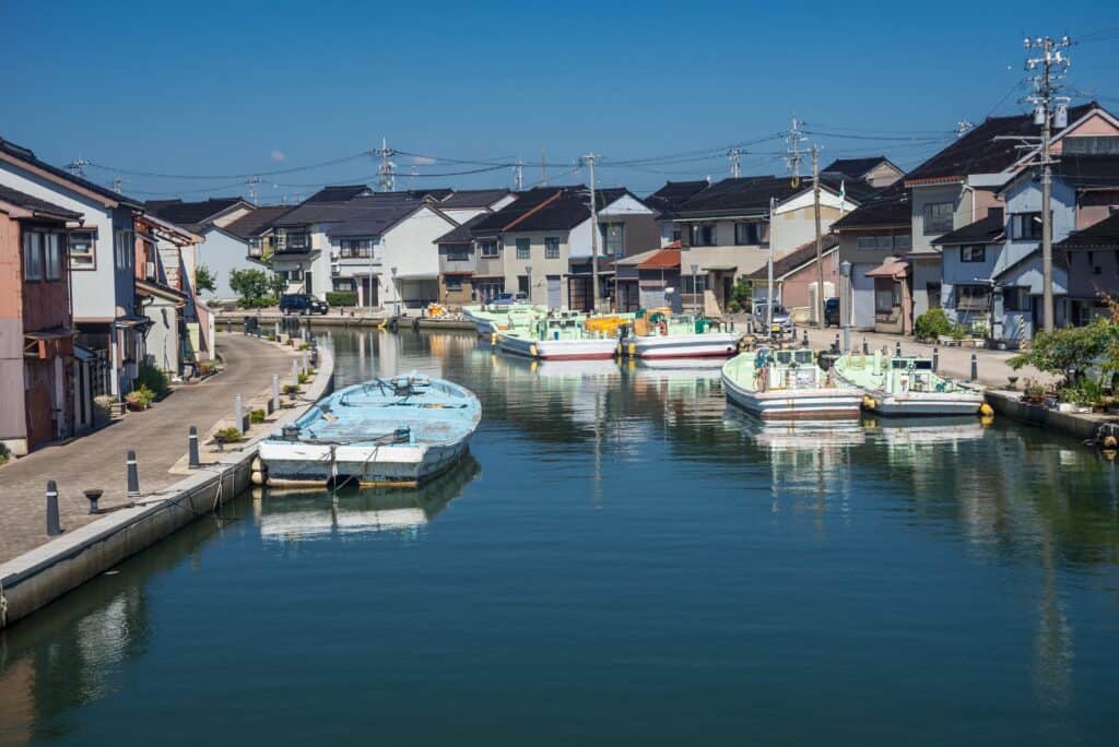 Imizu, Toyama, Giappone – 21 settembre 2021 – Piccolo porto di pescatori sul fiume Hōjōzuuchi nella città di Hachiman.