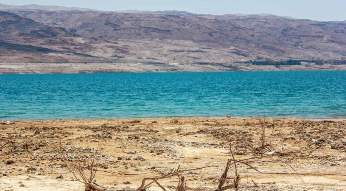 Quanto è largo il fiume Giordano nel suo punto più largo?
