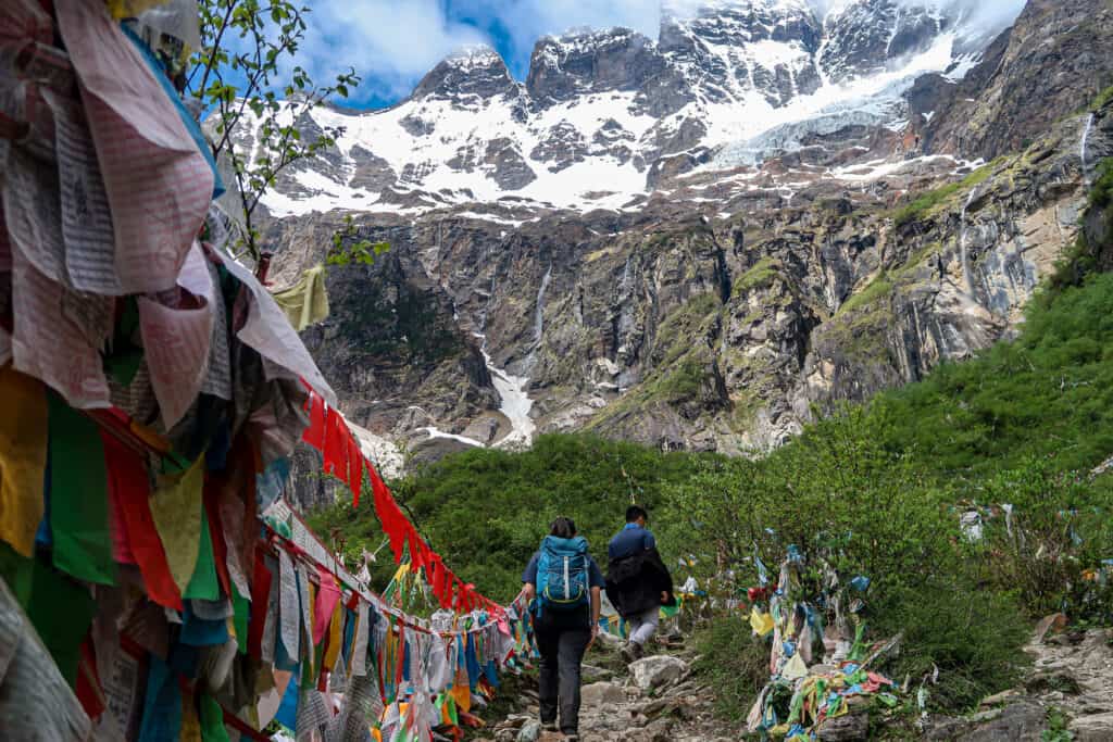 Montagne innevate di Meili e bandiere di preghiera tibetane