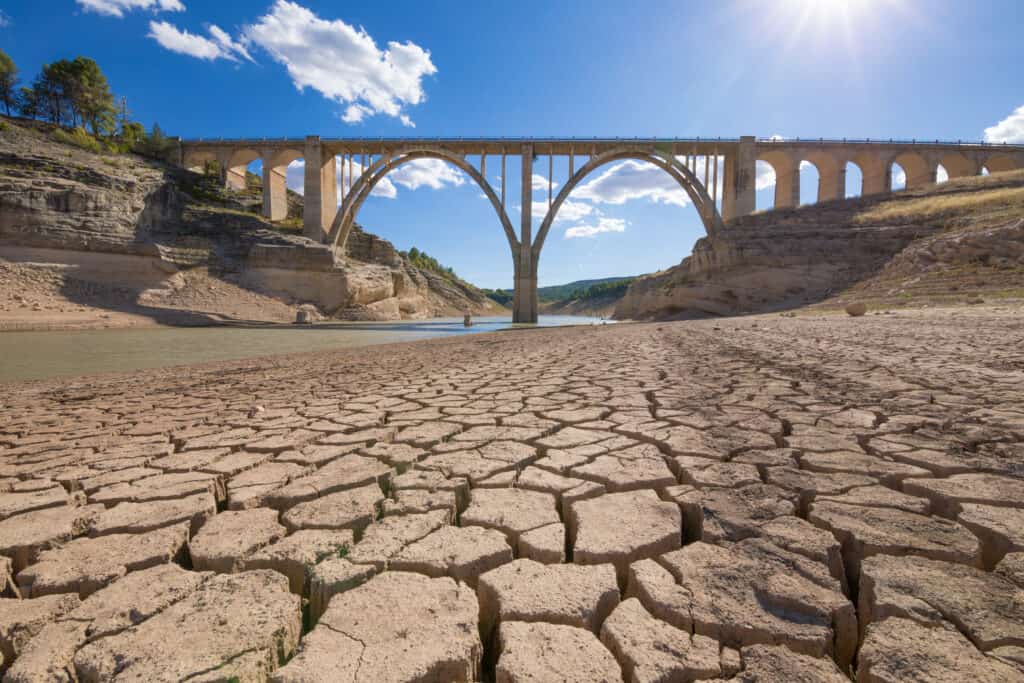 Paesaggio di terra asciutta e viadotto, estrema siccità nel serbatoio Entrepenas, a Guadalajara, Castilla, Spagna
