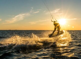 Guarda questo kitesurfer che si lancia ad altezze impossibili da una singola onda
