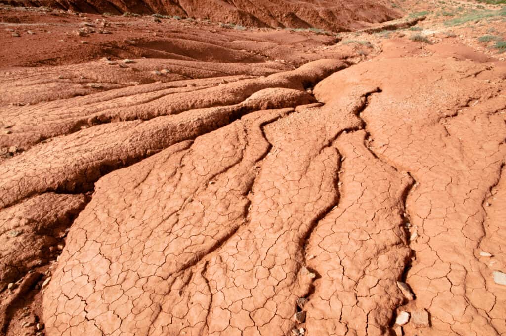 Rocce di argilla rossa dell'era Permiana in Russia