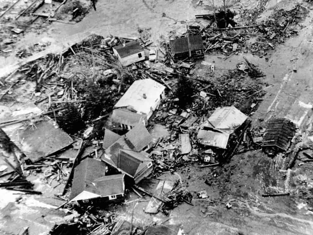 Foto in bianco e nero della distruzione causata dal terremoto dell'Alaska del 1964 Un'onda di marea alta 30 piedi causata dal terremoto distrusse le zone basse della città costiera di Seward