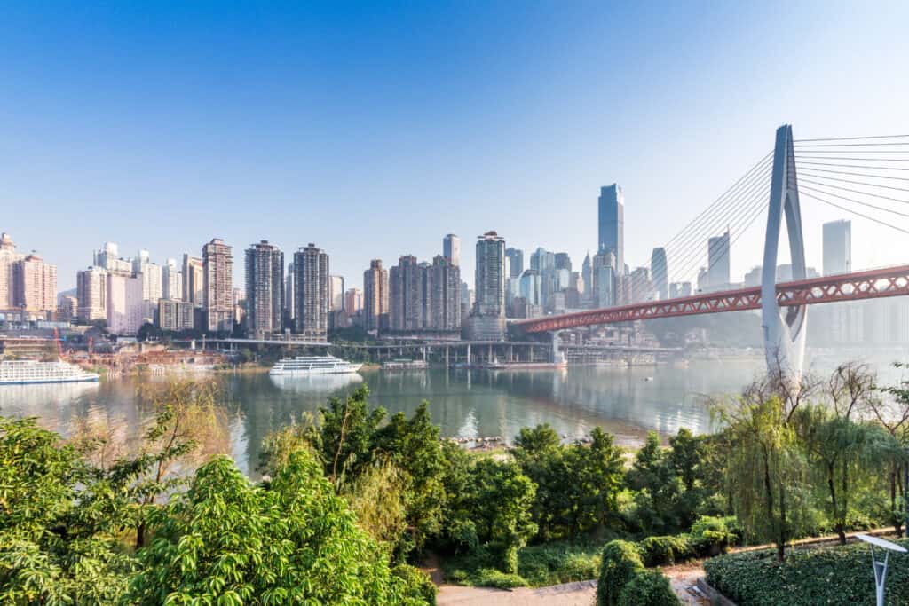 moderno skyline panoramico di chongqing, ponte sul fiume yangtze, Cina