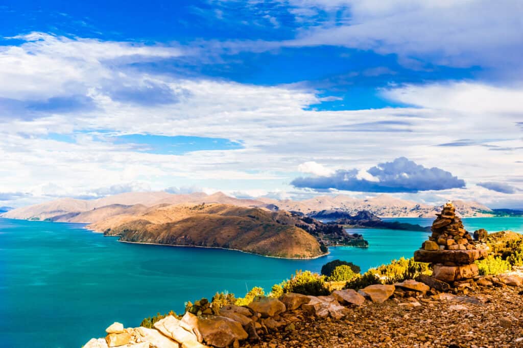 Vista sul paesaggio remoto su Isla del Sol dal lago Titicaca - Bolivia
