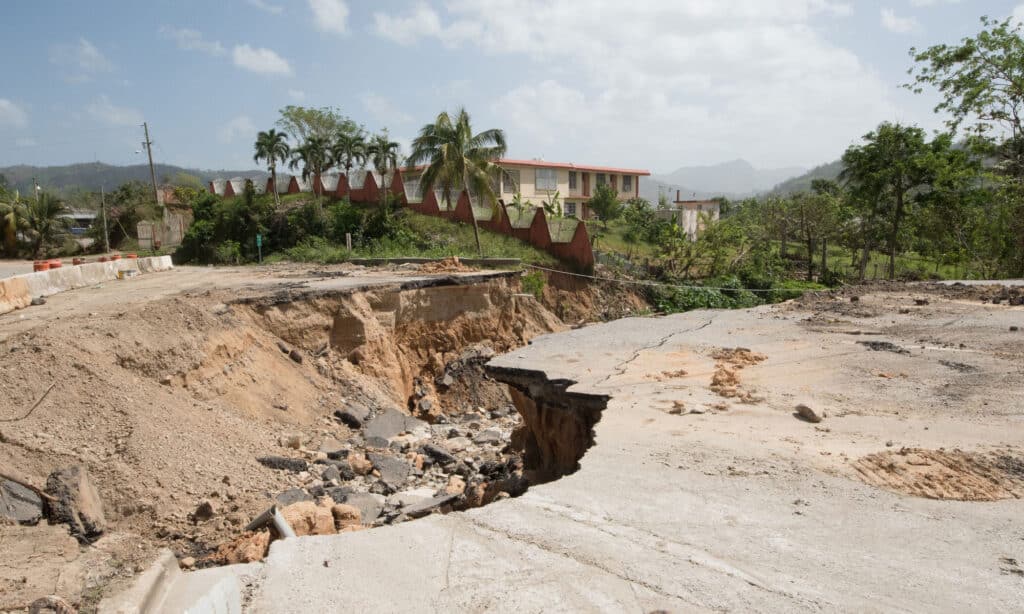 Frana di fango sulla strada di Puerto Rico dopo l'uragano Maria foto stock