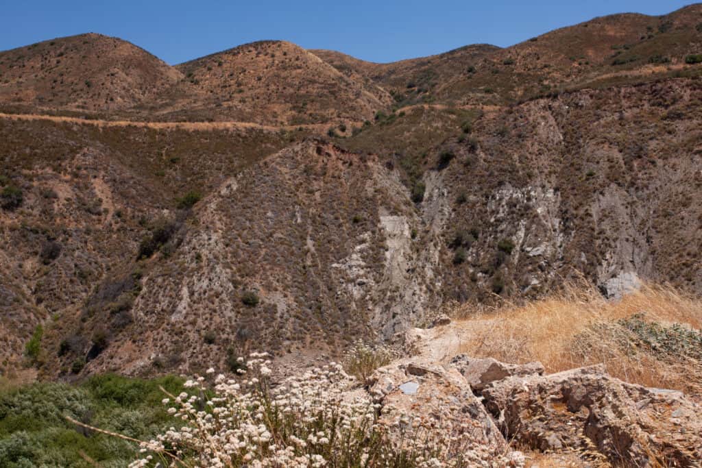 La diga in cemento di St. Francis, situata nella contea di Los Angeles, in California, è fallita a causa di difetti di progettazione e terreno difettoso.