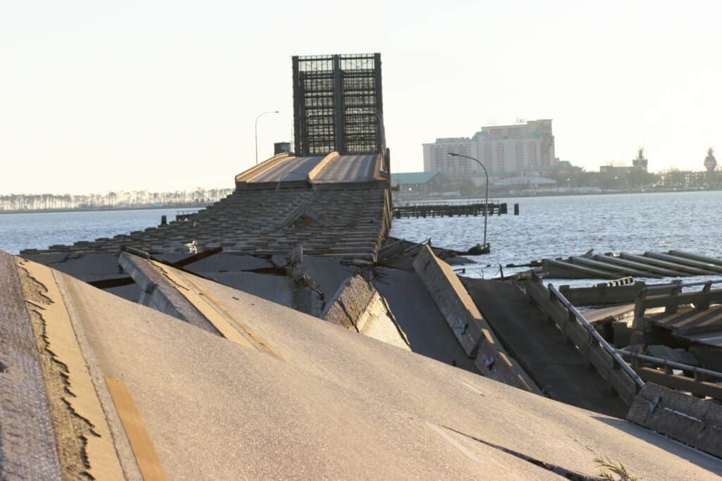 Le inondazioni distruggono un ponte a Biloxi, MS