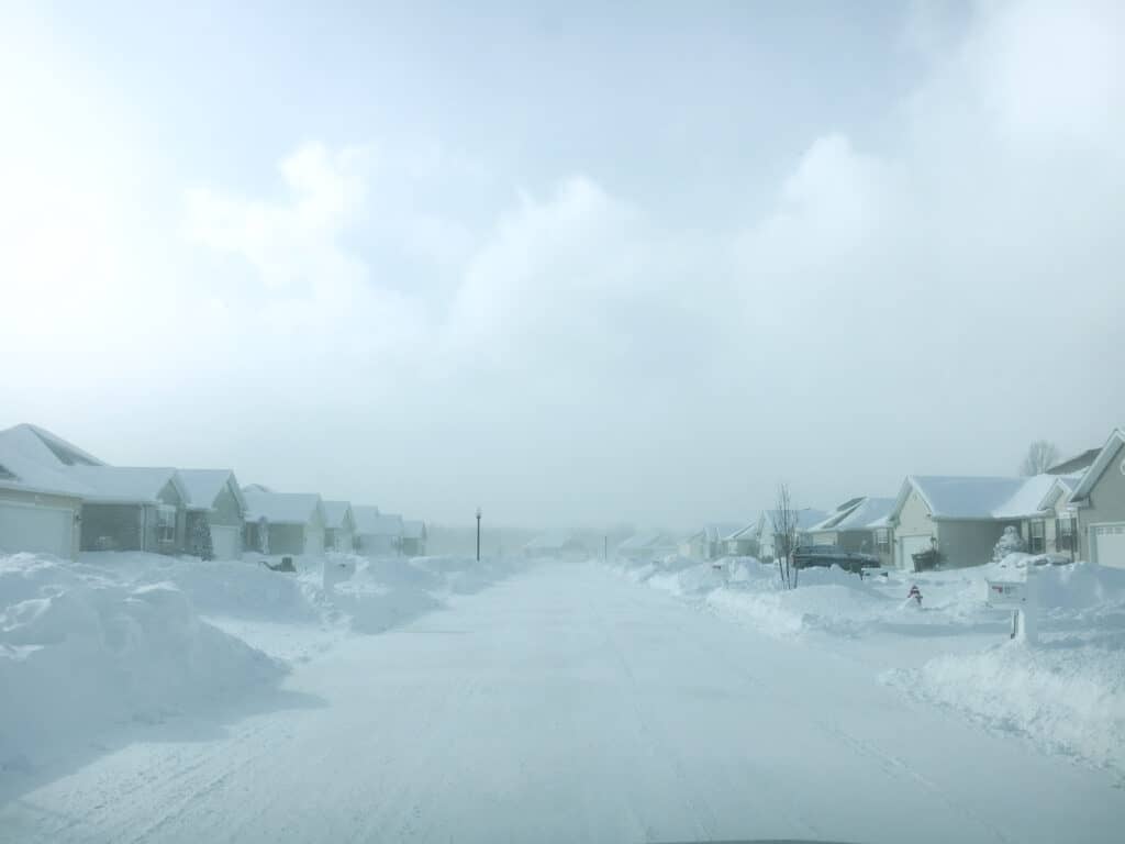 Un quartiere periferico ricoperto da una fitta neve a causa del vortice polare