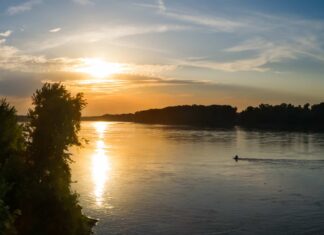 Quanto è largo il fiume Missouri nel suo punto più largo?
