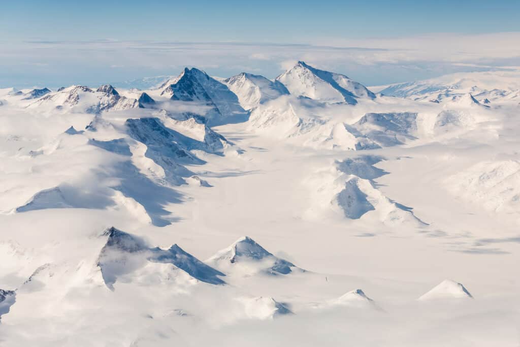 Le Montagne Transantartiche dividono la calotta glaciale antartica in est e ovest.