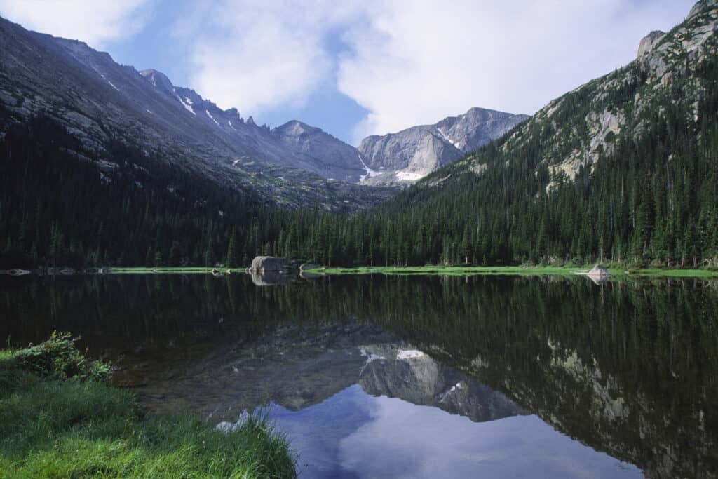 Riflessi di montagna a Mills Lake, nelle Montagne Rocciose del Colorado