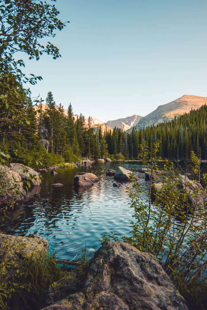 Lago in montagna al Parco Nazionale delle Montagne Rocciose