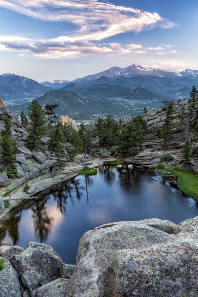 Vorticose nuvole al tramonto sopra Gem Lake e Longs Peak