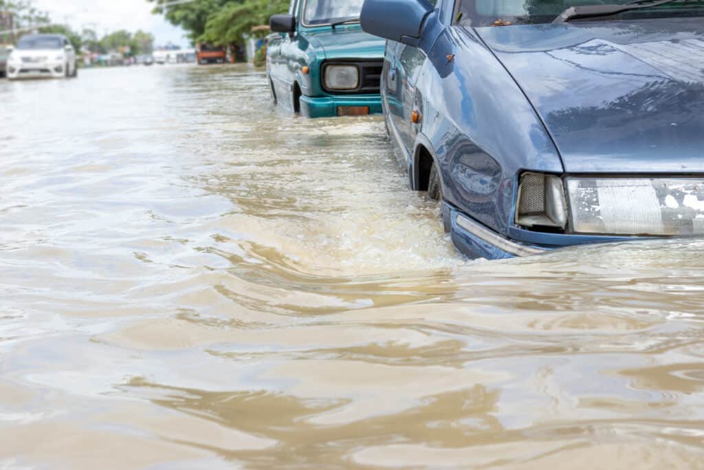 Auto bloccate su strada allagata