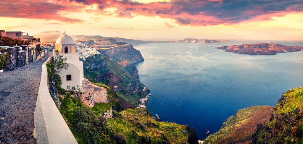 Santorini è popolata anche se questo potrebbe presentare un potenziale pericolo se dovesse scoppiare di nuovo.