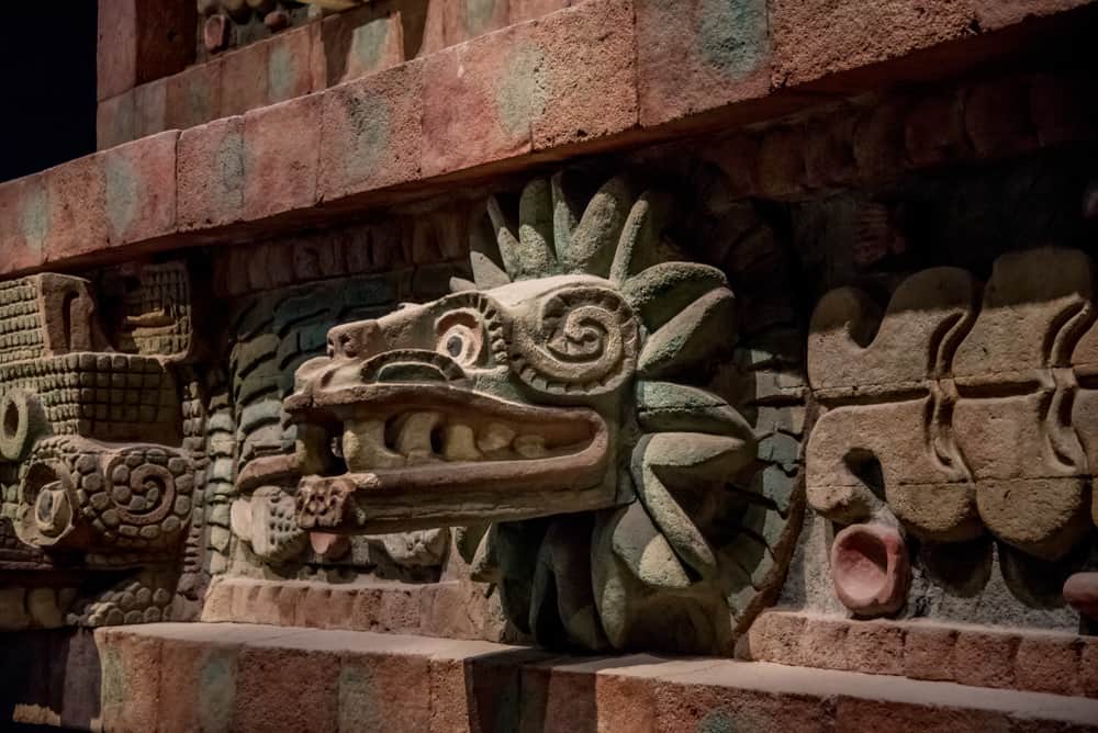 Dettagli di scultura della piramide di Quetzalcoatl alle rovine di Teotihuacan