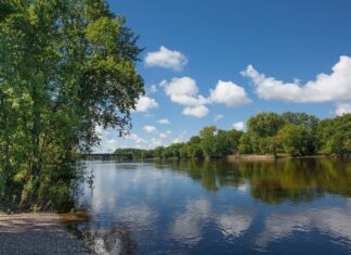 Guarda un viaggio dalle sorgenti del Mississippi al suo delta in 5 minuti piatti
