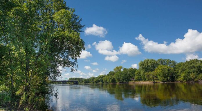 Guarda un viaggio dalle sorgenti del Mississippi al suo delta in 5 minuti piatti
