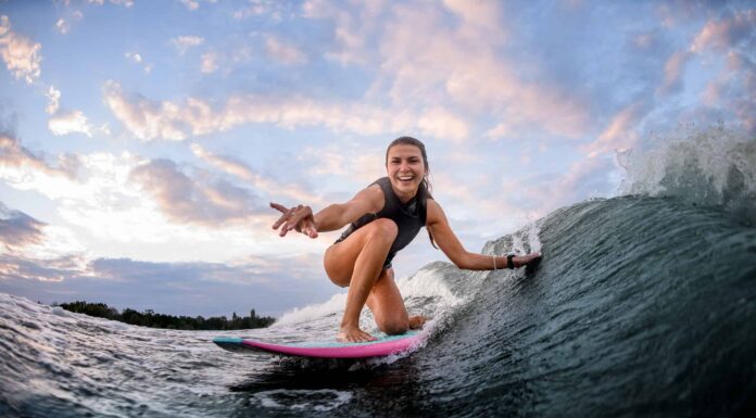 Surfing Girl ignora semplicemente la fisica e si libra sull'oceano

