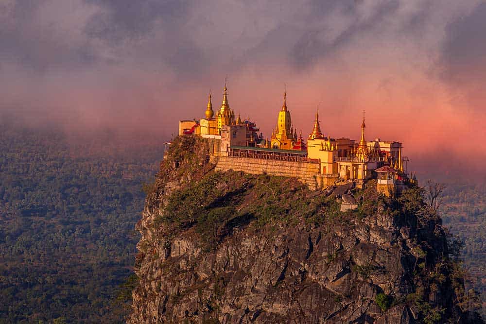 Il tempio del Monte Popa, regione delle nuove scimmie, brilla al tramonto