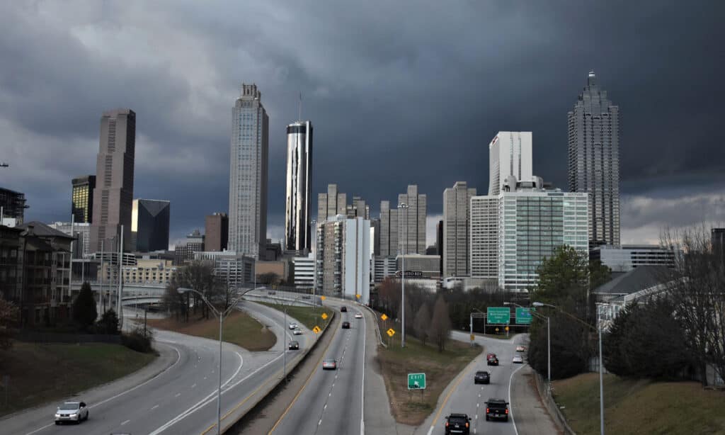 Foto stock di nuvole scure nel centro di Atlanta