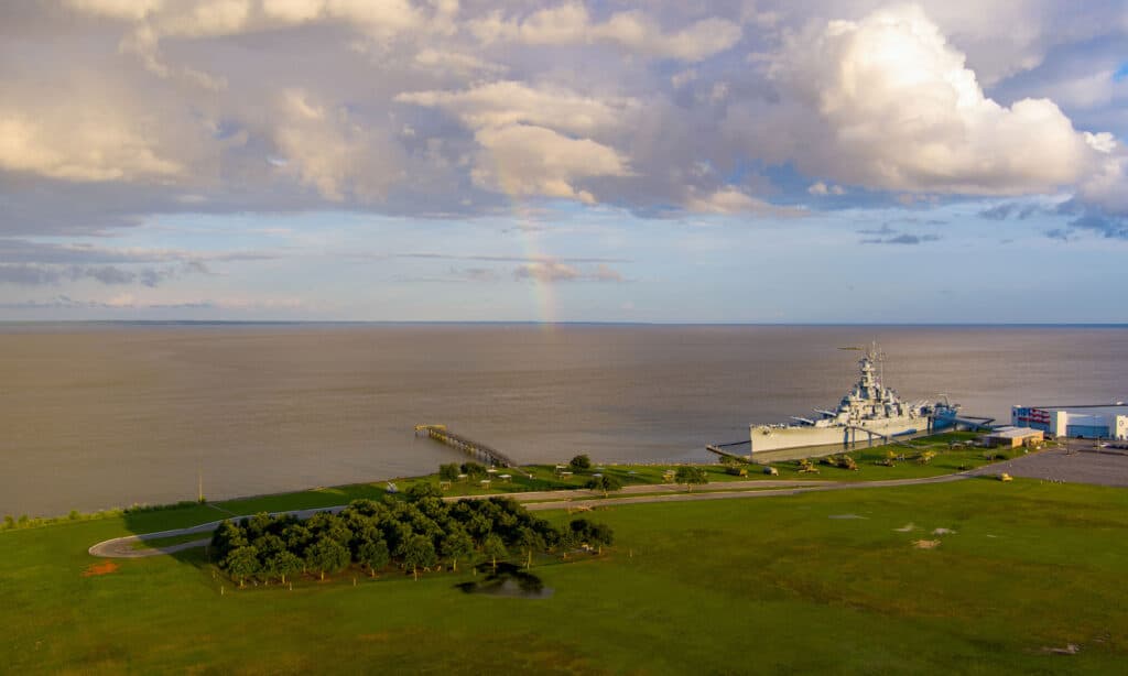 Un arcobaleno sopra la corazzata USS Alabama al tramonto del tramonto