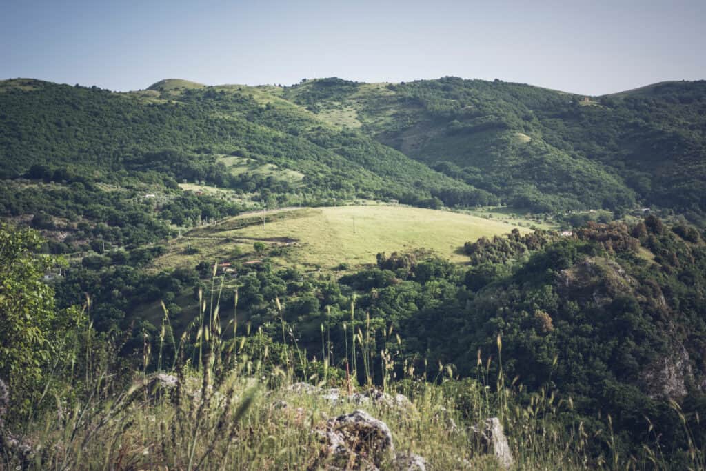 Vista dall'alto di un canyon nel sud Italia, in particolare le gole del fiume Platano vicino a Balvano in provincia di Potenza