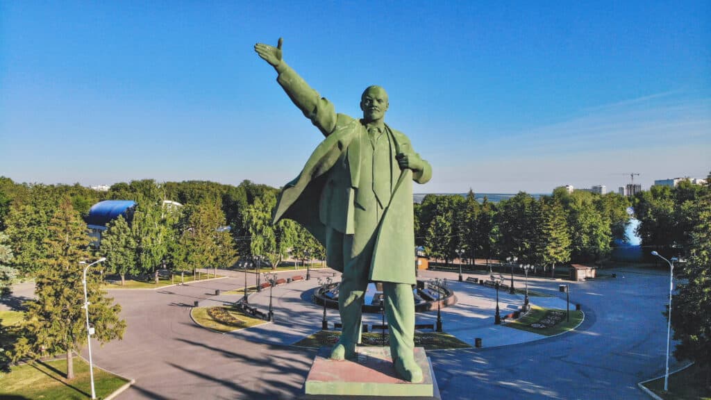 statua di vladimir lenin a ufa, russia