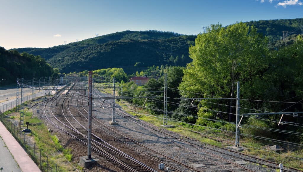 Vista ad alto angolo dei binari del treno nella città di Torre del Bierzo in Castiglia e Leon, nel nord della Spagna.