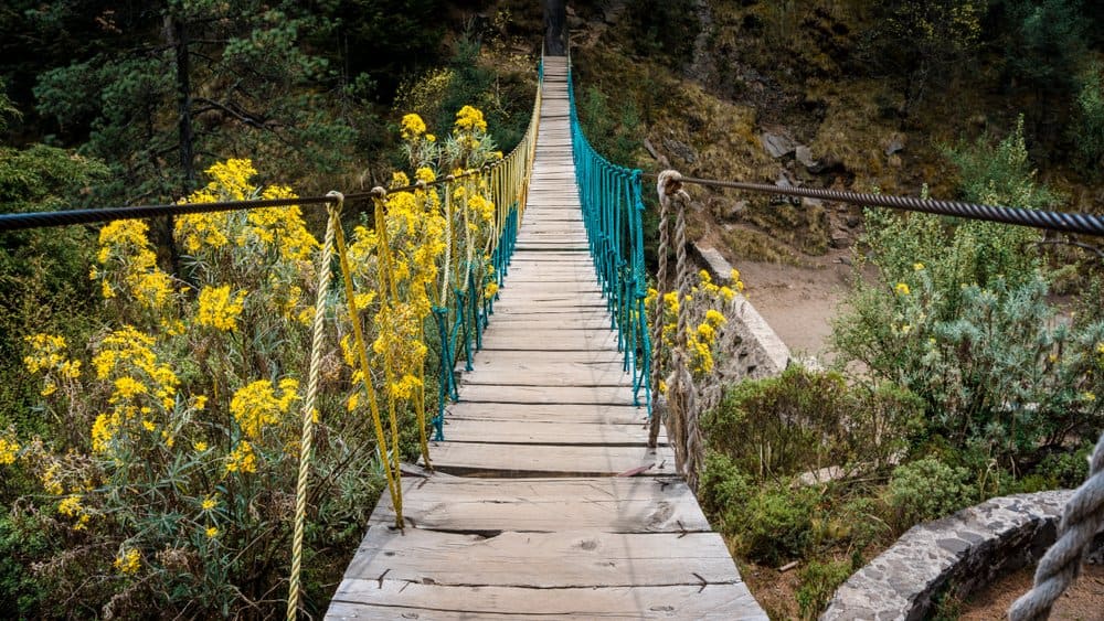 Vecchio ponte che conduce alla vetta del monte Ajusco