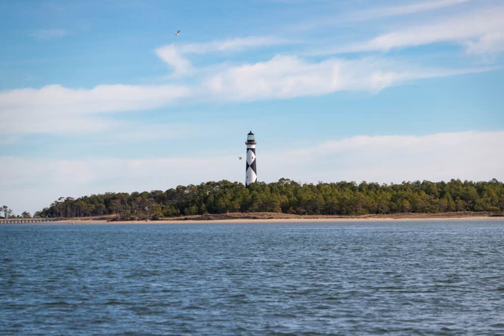 Il faro di Cape Lookout offre splendide viste sulle Outer Banks della Carolina del Nord.