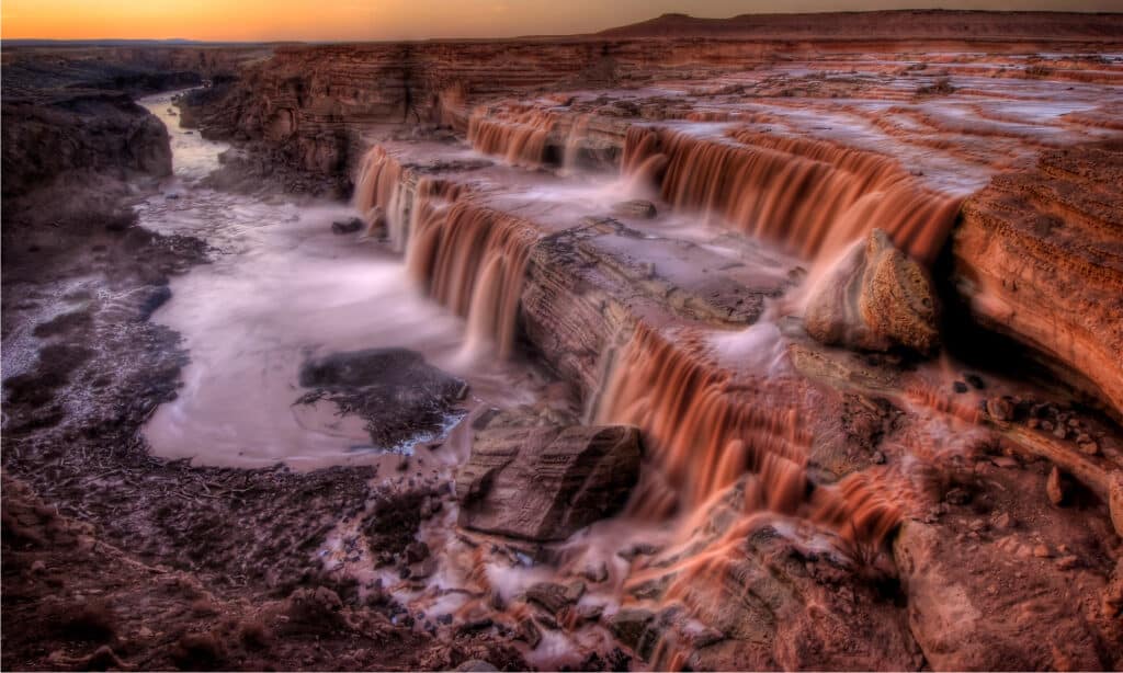 Grand (cioccolato) cade nelle terre degli indiani Navajo vicino a Flagstaff, in Arizona