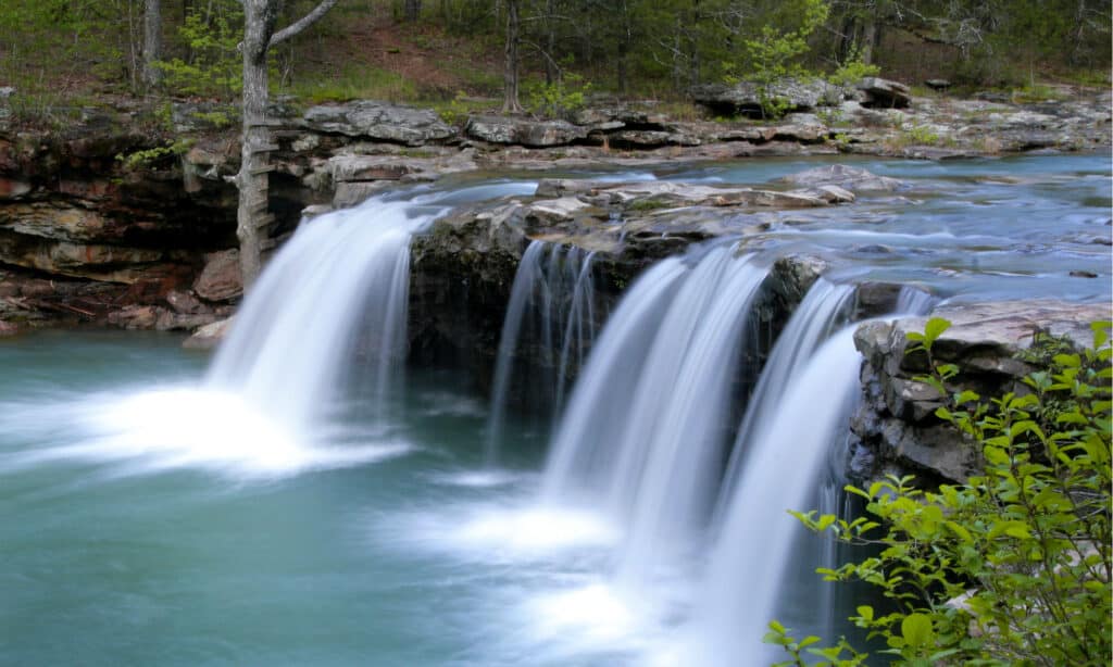 Cascate d'acqua che cadono