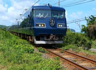 Ammira il treno notturno privato di prima classe all'interno del Giappone
