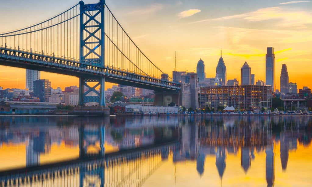 Fiume Delaware con skyline di Filadelfia
