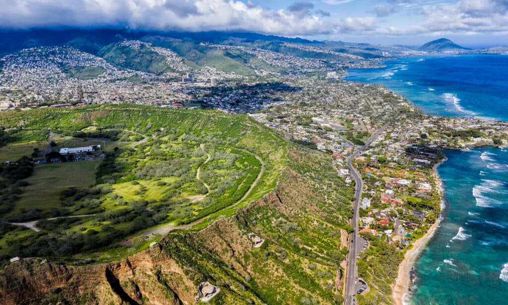 Oahu da una vista aerea, che mostra la grande foresta, gli edifici costieri, il litorale e l'oceano. 